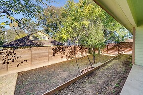 10 Mi to Dtwn Dallas: Chic Home w/ Yard!