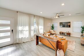 10 Mi to Dtwn Dallas: Chic Home w/ Yard!