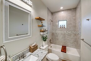 10 Mi to Dtwn Dallas: Chic Home w/ Yard!