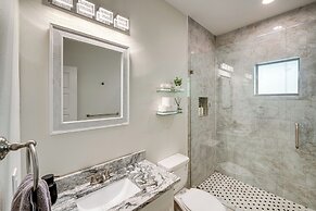 10 Mi to Dtwn Dallas: Chic Home w/ Yard!