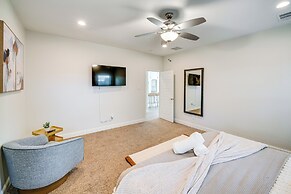 10 Mi to Dtwn Dallas: Chic Home w/ Yard!