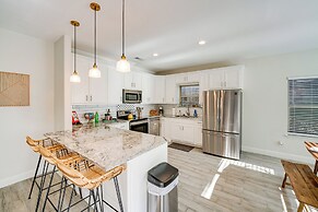 10 Mi to Dtwn Dallas: Chic Home w/ Yard!