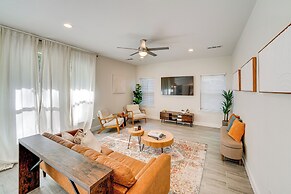 10 Mi to Dtwn Dallas: Chic Home w/ Yard!