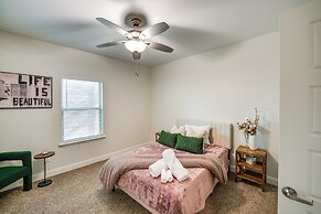 10 Mi to Dtwn Dallas: Chic Home w/ Yard!