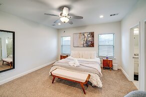 10 Mi to Dtwn Dallas: Chic Home w/ Yard!