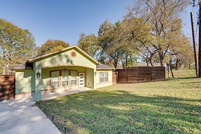 10 Mi to Dtwn Dallas: Chic Home w/ Yard!