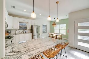 10 Mi to Dtwn Dallas: Chic Home w/ Yard!