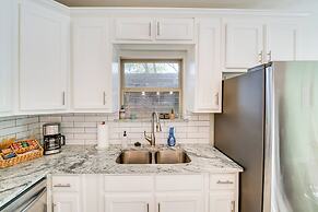 10 Mi to Dtwn Dallas: Chic Home w/ Yard!