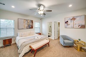 10 Mi to Dtwn Dallas: Chic Home w/ Yard!