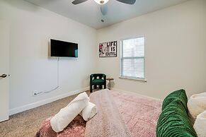 10 Mi to Dtwn Dallas: Chic Home w/ Yard!