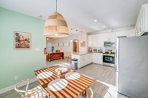 10 Mi to Dtwn Dallas: Chic Home w/ Yard!
