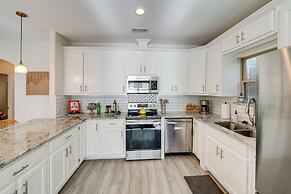 10 Mi to Dtwn Dallas: Chic Home w/ Yard!