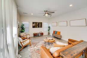 10 Mi to Dtwn Dallas: Chic Home w/ Yard!