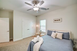 10 Mi to Dtwn Dallas: Chic Home w/ Yard!