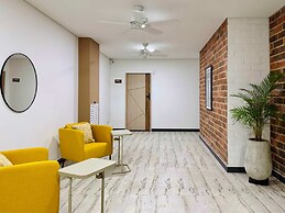 w Marvelous Loft w Fantastic Balcony in Cali