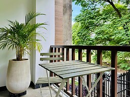 w Glorious Loft w Elegant Balcony in Cali