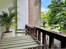 w Glorious Loft w Elegant Balcony in Cali