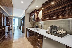 Elegant Beachfront Condo: Your Perfect Getaway!