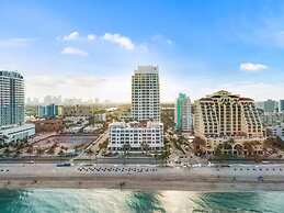 Elegant Beachfront Condo: Your Perfect Getaway!