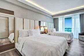 Elegant Beachfront Condo: Your Perfect Getaway!