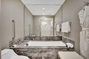 Elegant Beachfront Condo: Your Perfect Getaway!