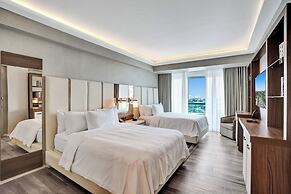 Elegant Beachfront Condo: Your Perfect Getaway!