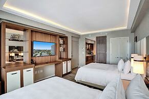 Elegant Beachfront Condo: Your Perfect Getaway!