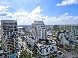 Elegant Beachfront Condo: Your Perfect Getaway!