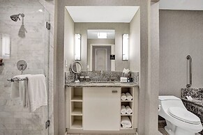 Elegant Beachfront Condo: Your Perfect Getaway!