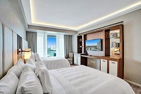 Elegant Beachfront Condo: Your Perfect Getaway!