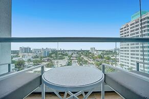 Elegant Beachfront Condo: Your Perfect Getaway!