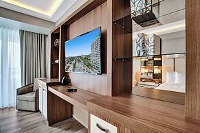 Elegant Beachfront Condo: Your Perfect Getaway!