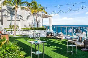 Elegant Beachfront Condo: Your Perfect Getaway!