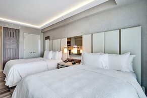 Elegant Beachfront Condo: Your Perfect Getaway!