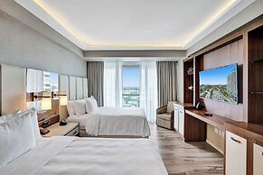 Elegant Beachfront Condo: Your Perfect Getaway!