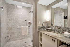 Elegant Beachfront Condo: Your Perfect Getaway!