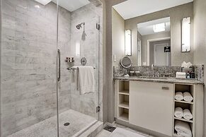 Elegant Beachfront Condo: Your Perfect Getaway!