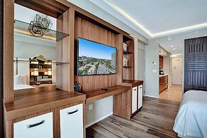 Elegant Beachfront Condo: Your Perfect Getaway!