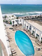 Chic Beachfront Bliss: Your Perfect 1 BR Retreat !