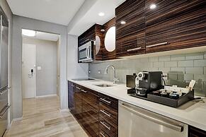 Chic Beachfront Bliss: Your Perfect 1 BR Retreat !