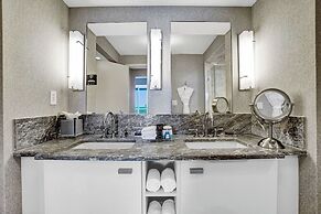 Chic Beachfront Bliss: Your Perfect 1 BR Retreat !