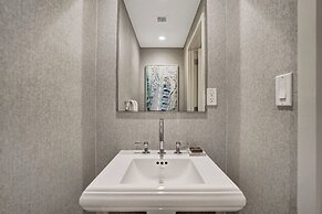 Chic Beachfront Bliss: Your Perfect 1 BR Retreat !