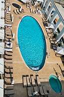 Chic Beachfront Bliss: Your Perfect 1 BR Retreat !