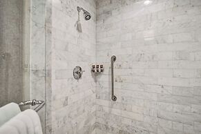 Chic Beachfront Bliss: Your Perfect 1 BR Retreat !