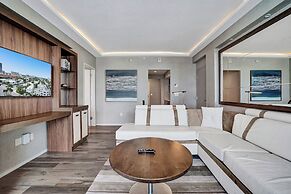 Chic Beachfront Bliss: Your Perfect 1 BR Retreat !