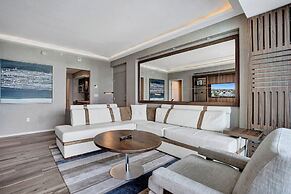 Chic Beachfront Bliss: Your Perfect 1 BR Retreat !