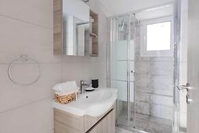 Classic Living 2 Bd Historic Mets Apt