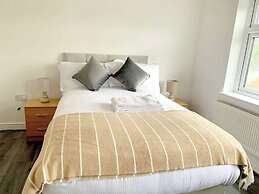 Spacious 4bed Home Near Woking Attractions&nature