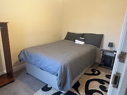 Spacious 4bed Home Near Woking Attractions&nature