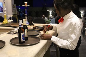 GlassTop Lounge Kubwa